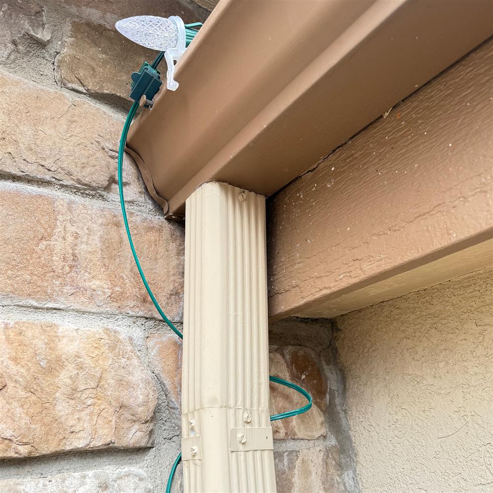 How to Install Roofline Christmas Lights the Right WayNovelty Lights ...